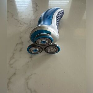 Philips Norelco Nivea For Men Cool Skin Shaver